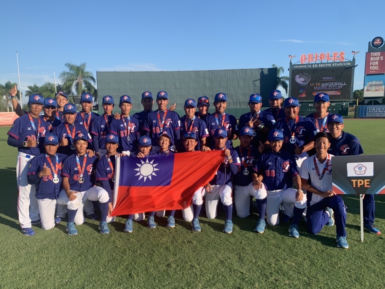 (圖)Taiwan lost to the US in the final of the WBSC U-18 Baseball World Cup to take second place. The team is show in a group photo afterwards. Provided by the WBSC